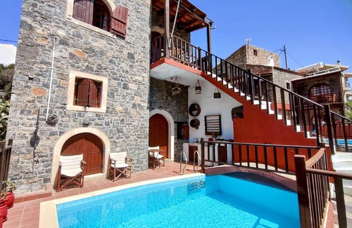 Mavrikiano House | Generous 2-Bedroom House with Private Pool for Up to 8 Guests