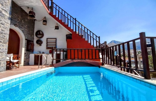 Mavrikiano House | Generous 2-Bedroom House with Private Pool for Up to 8 Guests