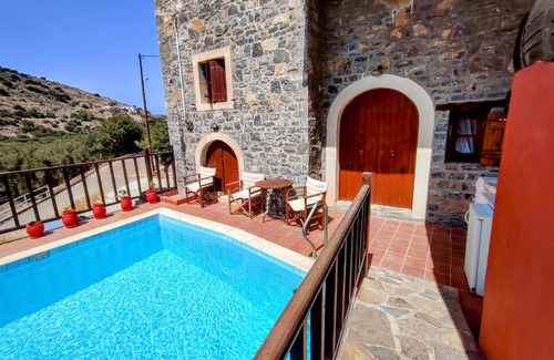 Mavrikiano House | Generous 2-Bedroom House with Private Pool for Up to 8 Guests