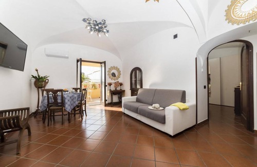 Positano House | Spacious 2-Bedroom House for Up to 5 Guests