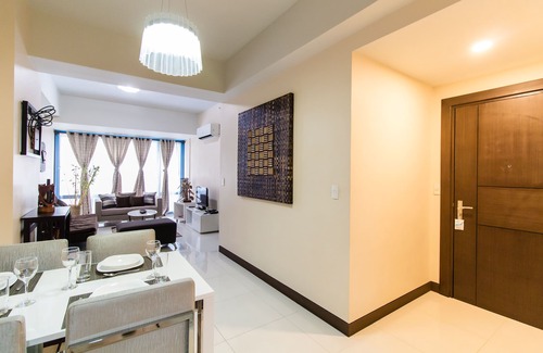 Salcedo Village Apartment | Comfortable 1 B/R Oasis @ Two Central with Pool & Spa