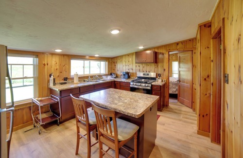 Oconto Cottage | Inviting Cottage on Green Bay with Dock & Pet-Friendly Perks