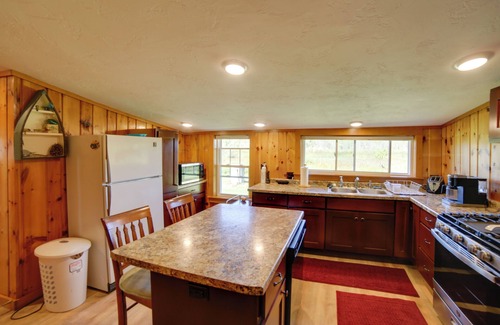 Oconto Cottage | Inviting Cottage on Green Bay with Dock & Pet-Friendly Perks