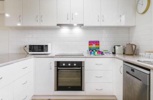 Berridale House | 61 Myack Street - Modern 4BR Home in Berridale l WiFi l Aircon