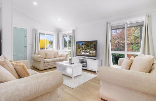 Berridale House | 61 Myack Street - Modern 4BR Home in Berridale l WiFi l Aircon