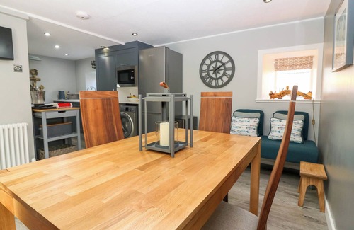 Cullen Cottage | 61 SEATOWN, pet friendly, character holiday cottage in Cullen