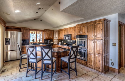 Camdenton House | Spacious Retreat with Hot Tub & Theatre – Rated 9.8/10