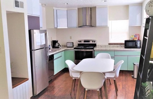 Norman Apartment | Discover B Jenkins: Stylish Studio near OU & Downtown
