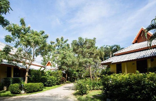 Ban Dong Ma Tun Resort | Spacious 64 m² Resort for Groups with Pool & Spa Access