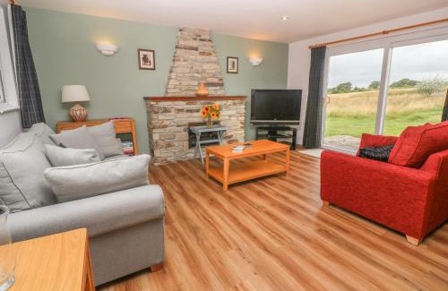 St Wenn House | Relax at 64 Waterside: Family-Friendly with Private Pool