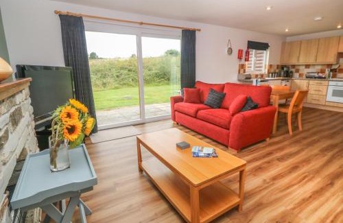 St Wenn House | Relax at 64 Waterside: Family-Friendly with Private Pool