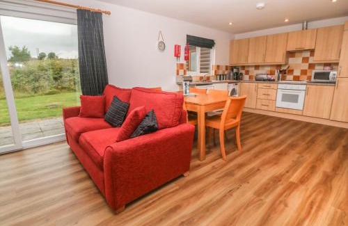 St Wenn House | Relax at 64 Waterside: Family-Friendly with Private Pool