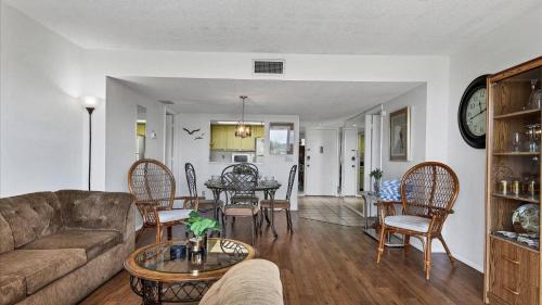 Siesta Key House | Relaxing Retreat at 6415 Midnight Pass #307 - Rated 10/10
