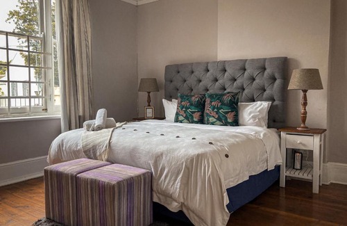 Grahamstown House | Charming 65 Hill Street: Family-Friendly Stay with Breakfast