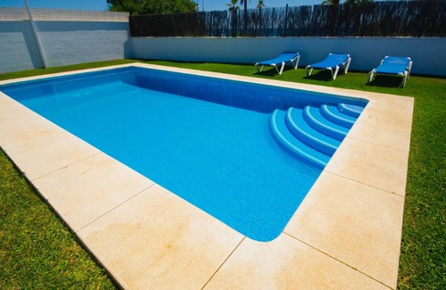 New Golden Mile Villa | Spacious Oceanfront Villa with 3 Bedrooms and Pool