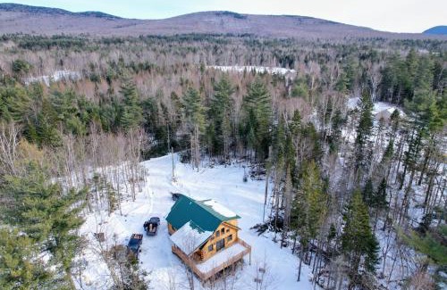 Carroll House | Inviting Log Cabin Retreat with Hot Tub & Gym Access