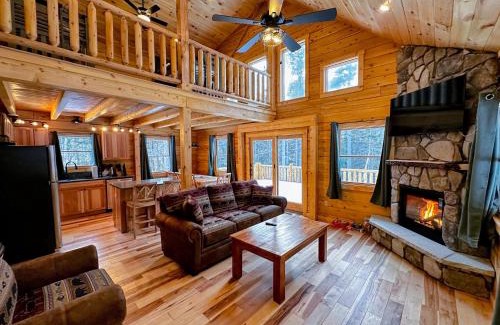 Carroll House | Inviting Log Cabin Retreat with Hot Tub & Gym Access