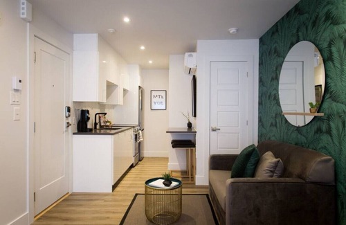 Little Italy Apartment | Cozy Studio Steps from Jean-Talon Market with Kitchen