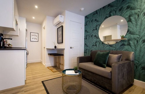 Little Italy Apartment | Cozy Studio Steps from Jean-Talon Market with Kitchen