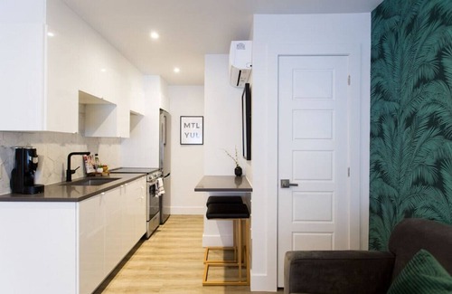 Little Italy Apartment | Cozy Studio Steps from Jean-Talon Market with Kitchen