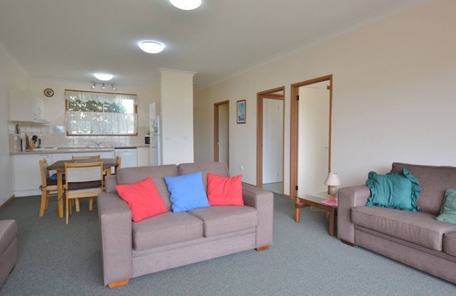Bermagui House | Harbourside Escape: Oceanfront Views & Top-Rated Stay