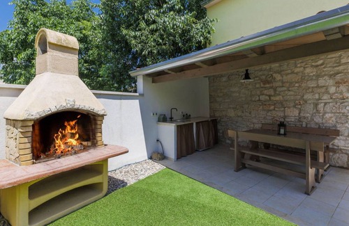 Bubani Other | Spacious 2-Bedroom House with Kitchen for 4 Guests