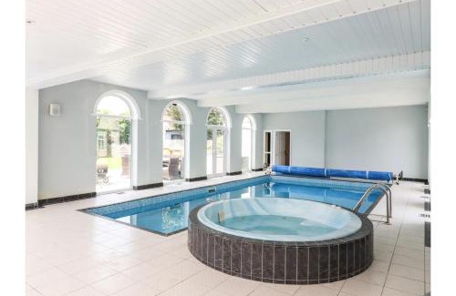 Canvey Island Apartment | Elegant 6 Bedroom Villa with Pool, Rated 10/10 by Guests