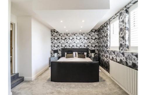 Canvey Island Apartment | Elegant 6 Bedroom Villa with Pool, Rated 10/10 by Guests