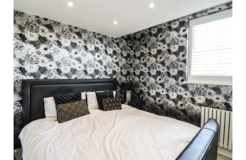 Canvey Island Apartment | Elegant 6 Bedroom Villa with Pool, Rated 10/10 by Guests