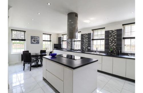 Canvey Island Apartment | Elegant 6 Bedroom Villa with Pool, Rated 10/10 by Guests