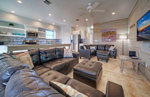 Flour Bluff House | Premier Stay at Keeper Red by AvantStay: Pool & Private Dock