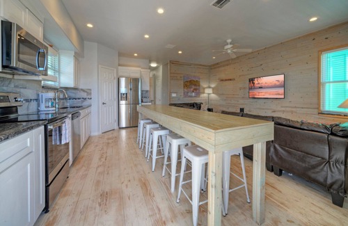 Flour Bluff House | Premier Stay at Keeper Red by AvantStay: Pool & Private Dock