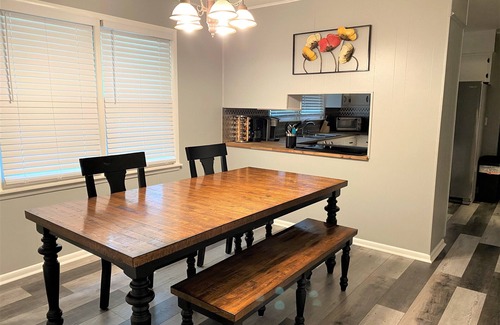Madison House | Spacious 6Bdrm Retreat near Downtown Madison - Sleeps 12