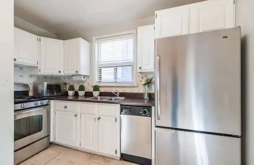 North York House | Spacious 6-Bedroom Home with Easy North York Subway Access