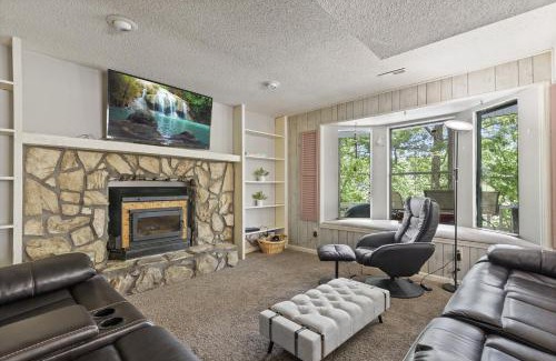 Linn Creek House | Spacious 6-Bedroom Retreat with Dock and Water Toys