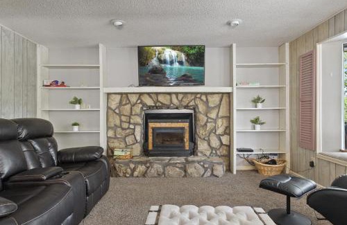 Linn Creek House | Spacious 6-Bedroom Retreat with Dock and Water Toys