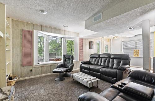 Linn Creek House | Spacious 6-Bedroom Retreat with Dock and Water Toys