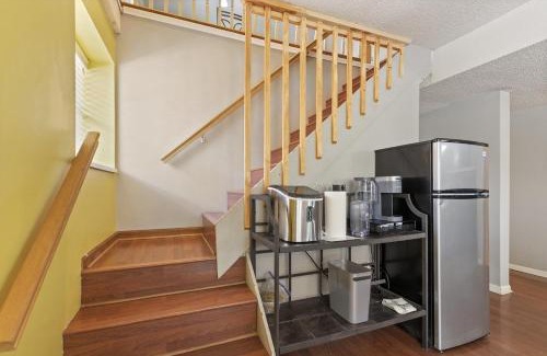 Linn Creek House | Spacious 6-Bedroom Retreat with Dock and Water Toys
