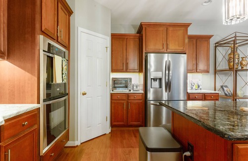 Chesterfield House | Ultimate 6BR Haven with Hot Tub and Gorgeous Yard