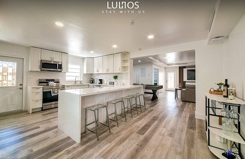 Tamiami House | Exclusive Miami Retreat with Hot Tub, Games & Pool Table