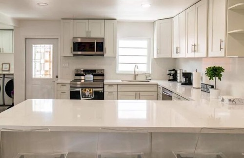 Tamiami House | Exclusive Miami Retreat with Hot Tub, Games & Pool Table