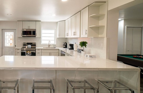 Tamiami House | Exclusive Miami Retreat with Hot Tub, Games & Pool Table