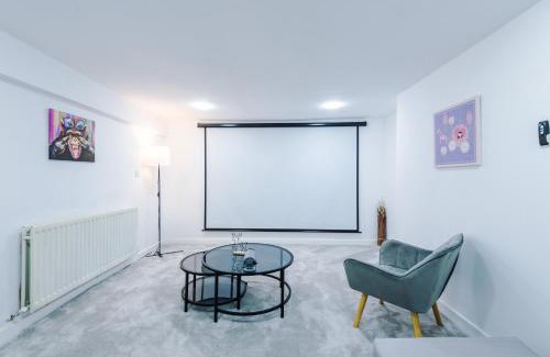 Rochdale House | 6BR Home - Sleeps 15 - Ideal for Contractors & Group Stays - Parking