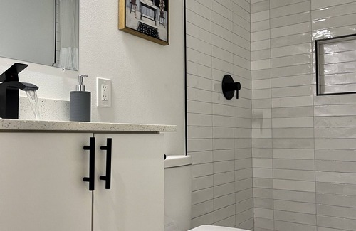 North University House | Family-Friendly 6Br Retreat Near Downtown & UT