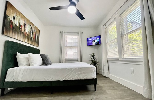 North University House | Family-Friendly 6Br Retreat Near Downtown & UT
