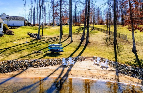 Bumpass House | 6BR Lakefront @ Lake Anna, Deck, Boat House, Beach