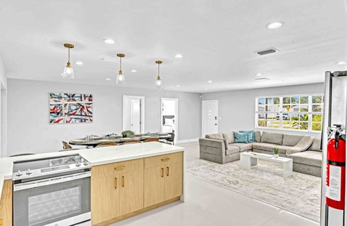 Hollywood House | Prime 6BR Villa in Hollywood with Kids and Pets Welcome