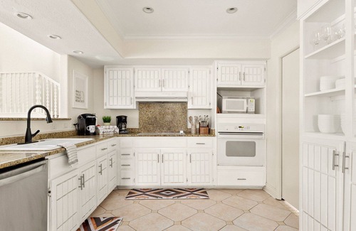 Vance Jackson House | Family-Friendly Fun with Pool, Games & Pet Amenities!