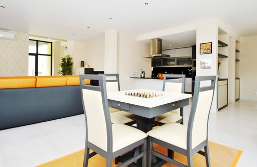 Armacao de Pera Villa | New Villa with Private Pool, Jacuzzi & Steps to the Beach