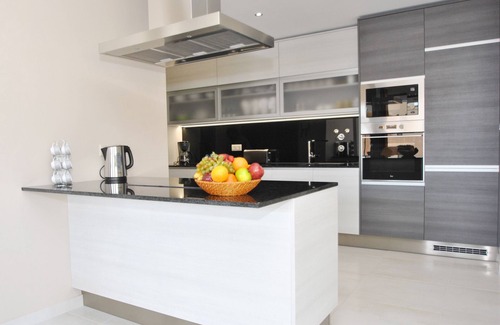 Armacao de Pera Villa | New Villa with Private Pool, Jacuzzi & Steps to the Beach